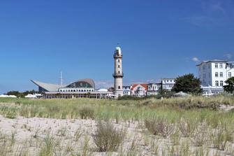 Urlaub in Warnemünde an der Ostsee - Teepott und Leuchtturm