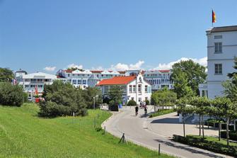 Urlaub in Zingst - Seebrückenvorplatz und Steigenberger Hotel